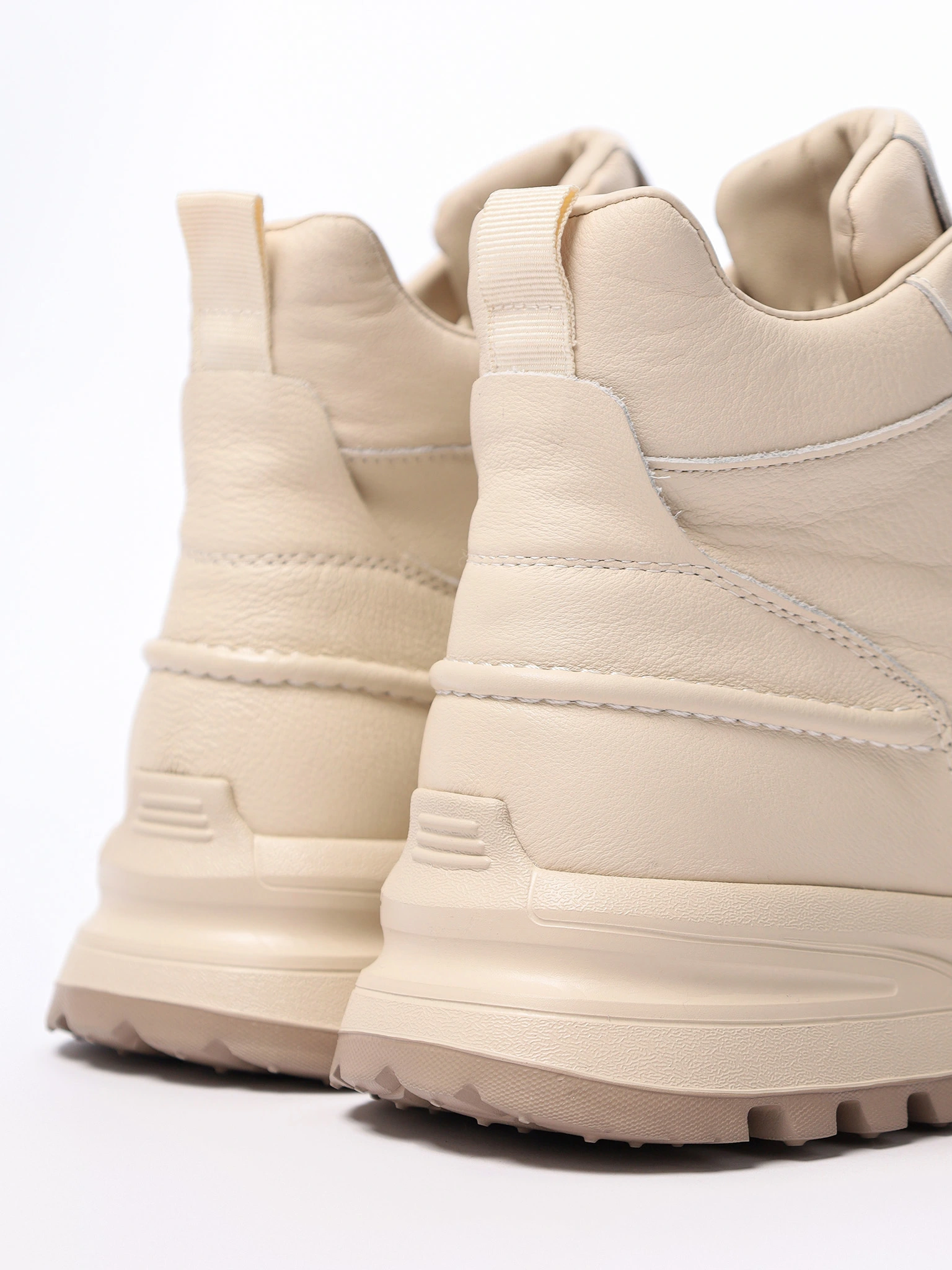 Кроссовки бежевого цвета на рельефной подошве